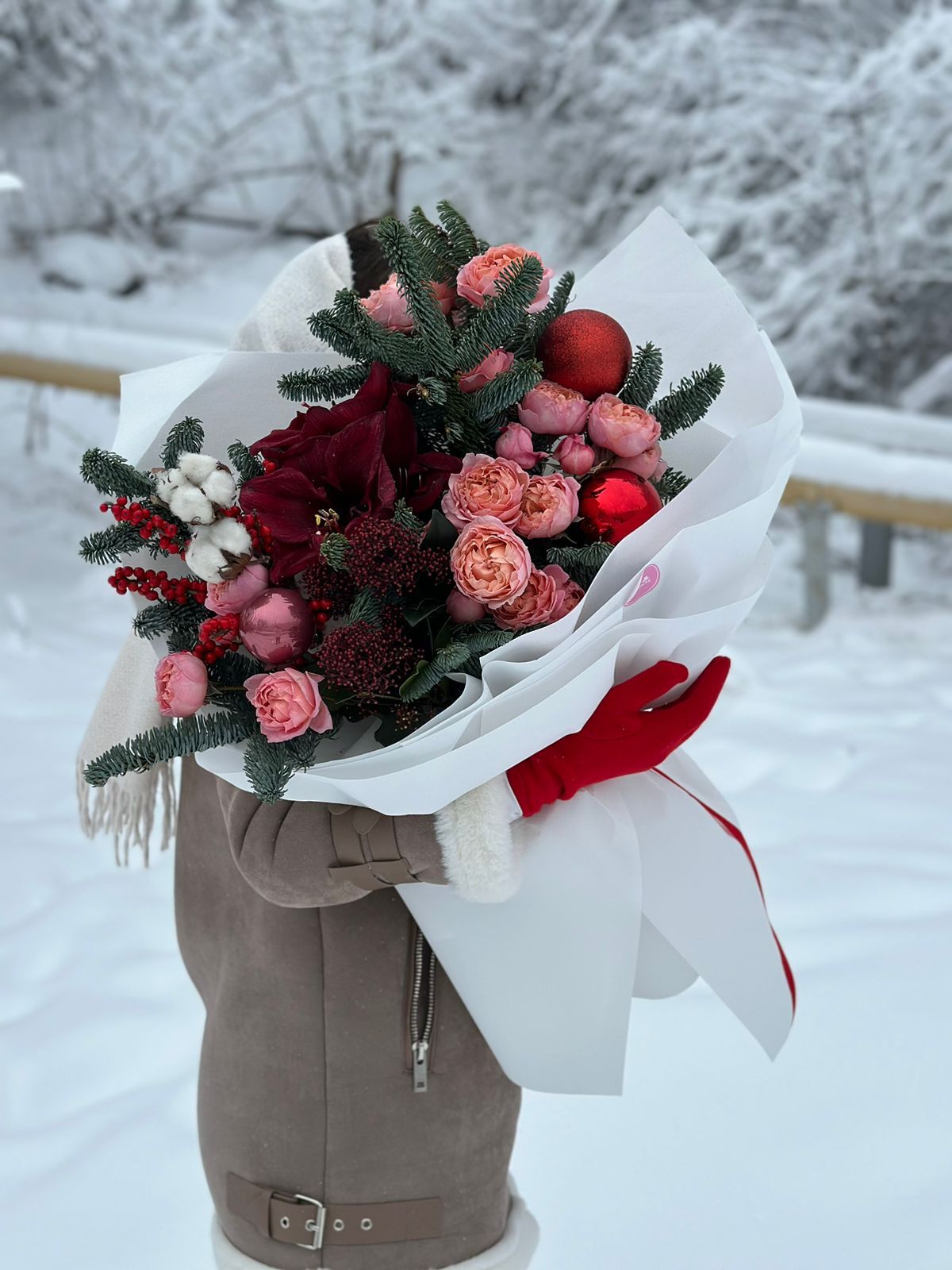 Композиция "Winter Star" из нобилиса, роз и амариллиса