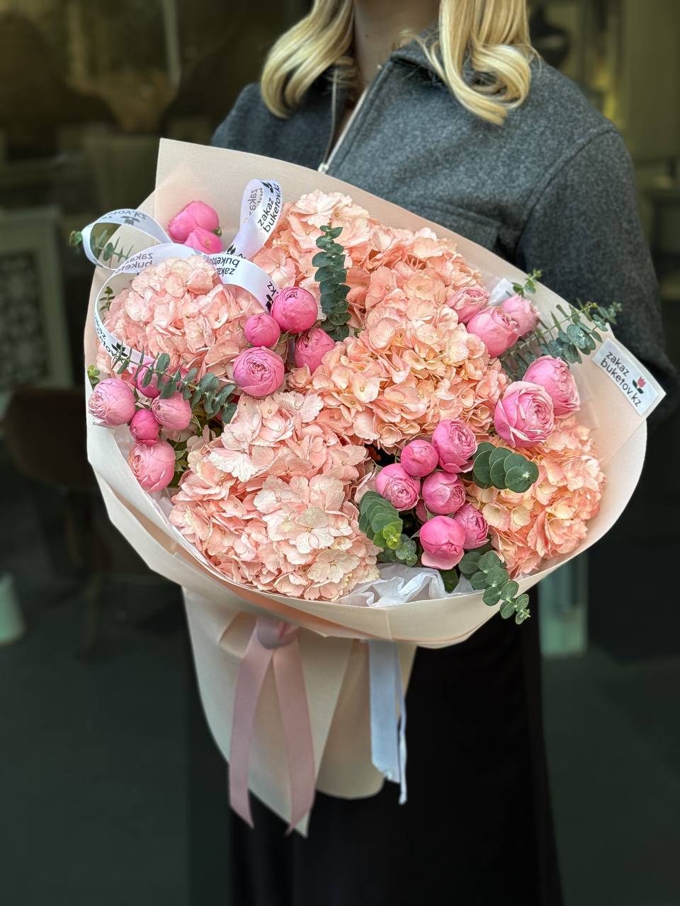 Букет "Эйприл" из гортензий и пионовидных спрей роз