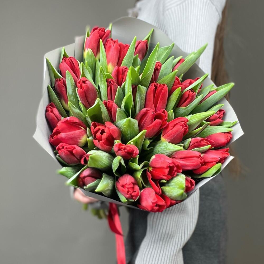 Букет из 35 голландских тюльпанов в оформлении