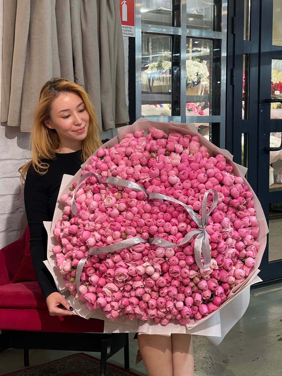 Букет из 251 пионовидных спрей роз