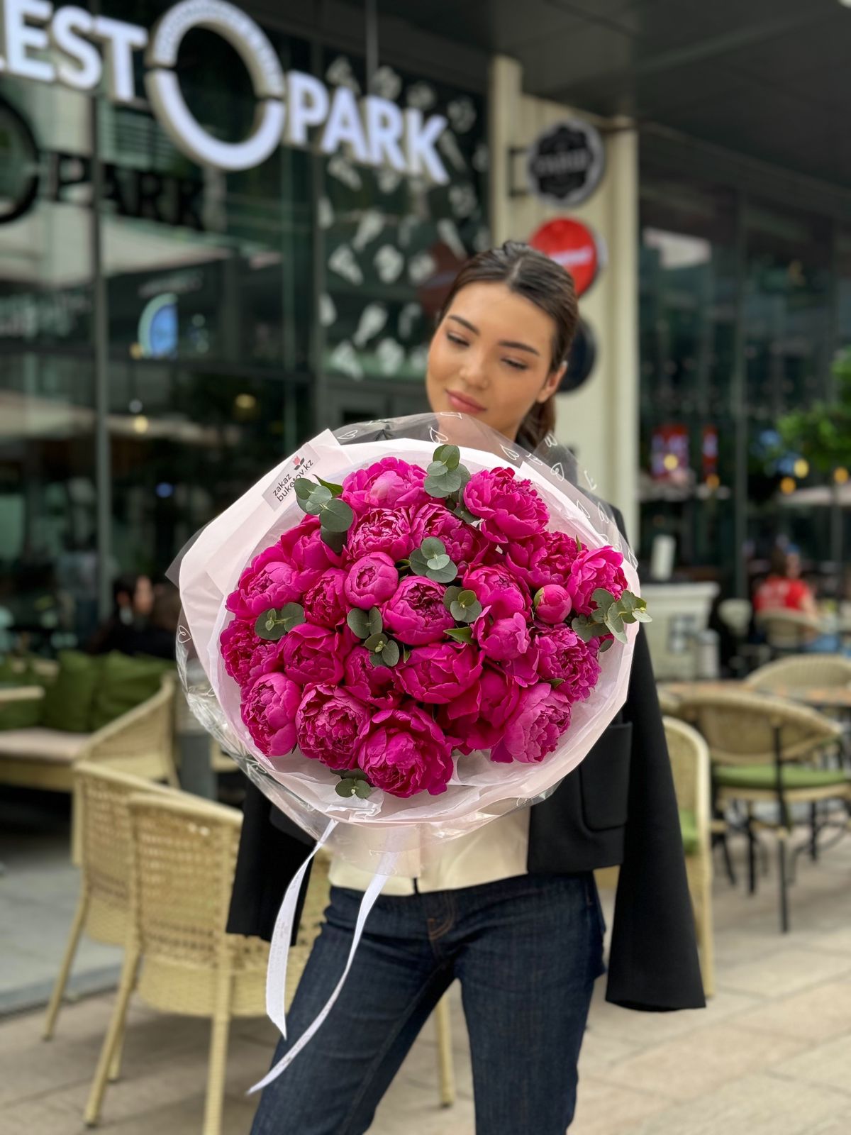 Букет "Афина" из пионов и эвкалипта