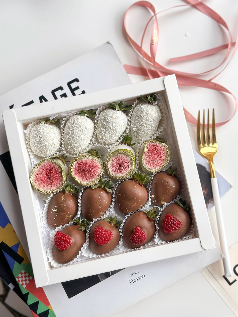 Клубничный бокс "Превосходство" свежая клубника в молочном и белом шоколаде