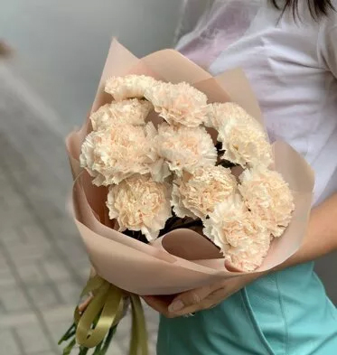 Букет из 11 нежных гвоздик в стильном оформлении