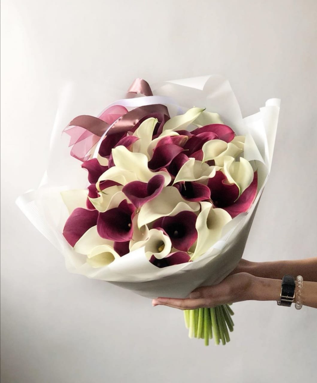 Букет из 31 белой и красной каллы 