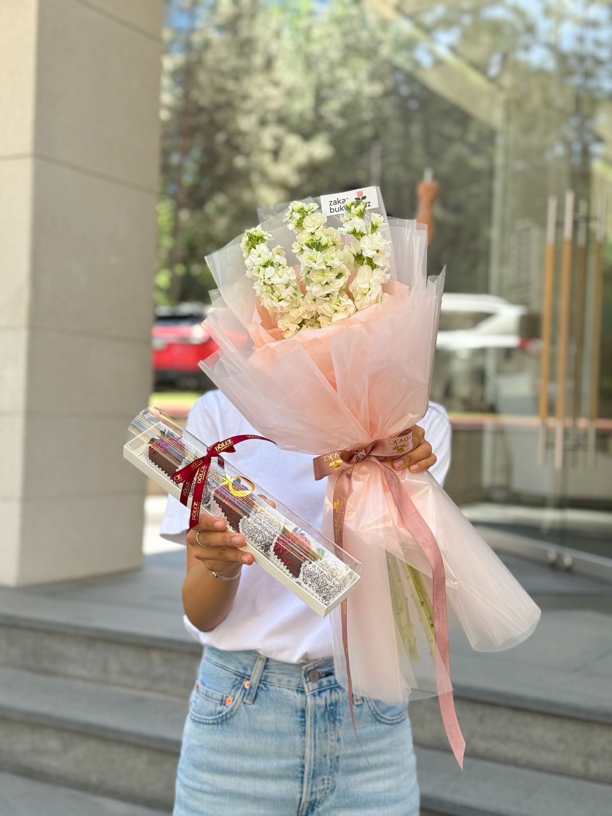 Сет "Колокольчик" букет из маттиолы и клубника