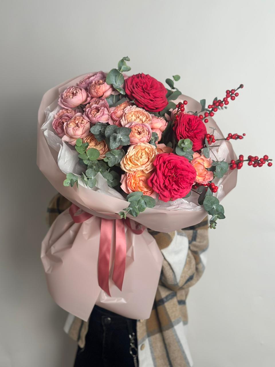 Композиция "Полет фантазии" из пионовидных роз, илекса и эвкалипта