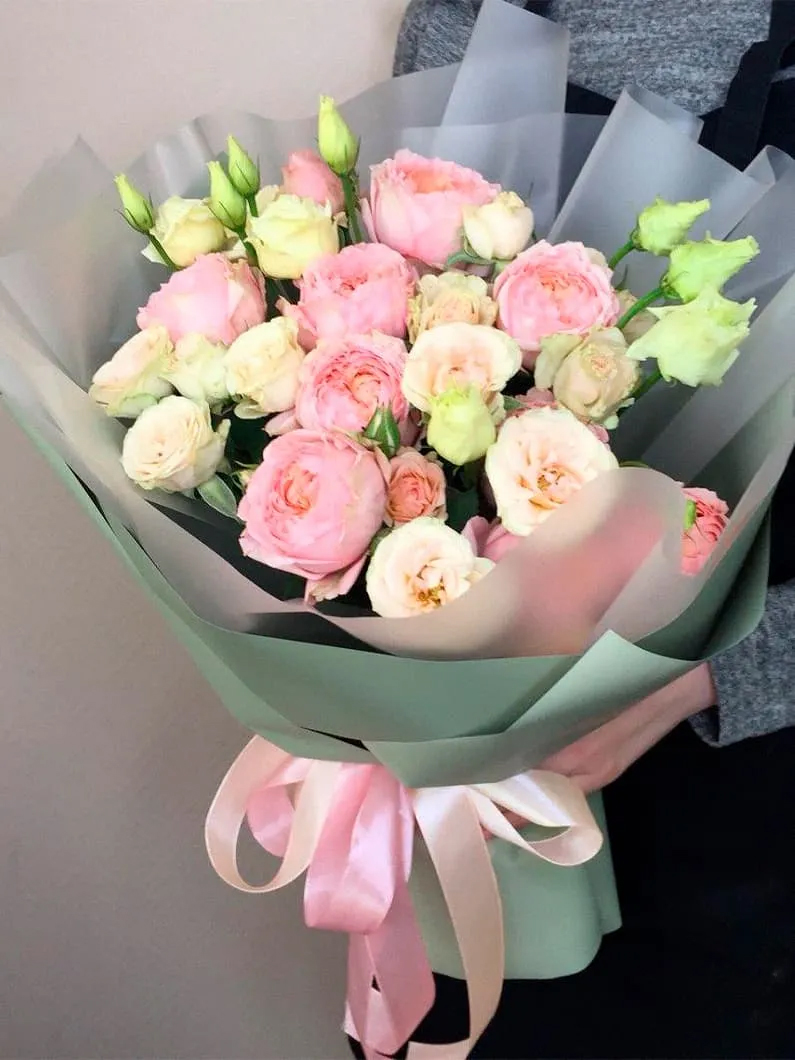 Букет "Даян" из лизиантусов и пионовидных спрей роз