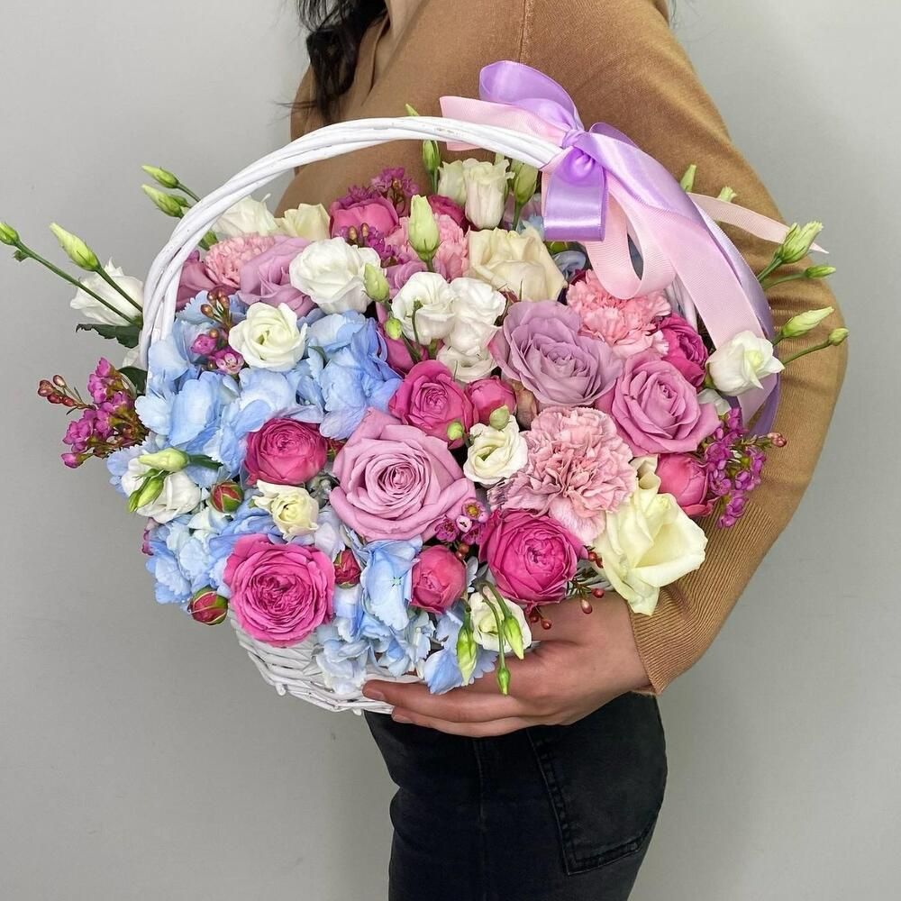 Букет в корзине "Летняя Долли" из роз и лизиантусов
