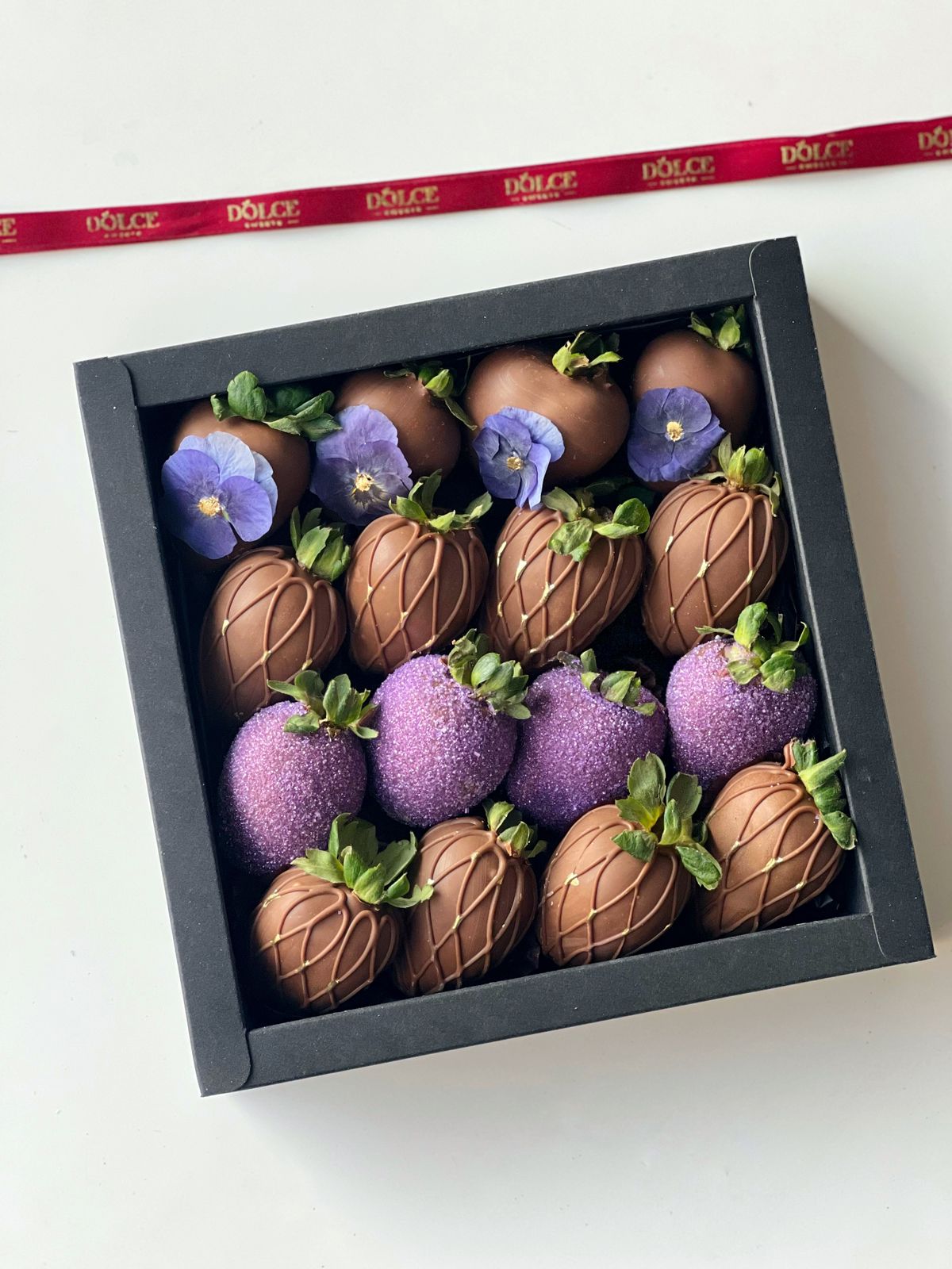 Клубничный бокс "Purple" клубника в молочном шоколаде