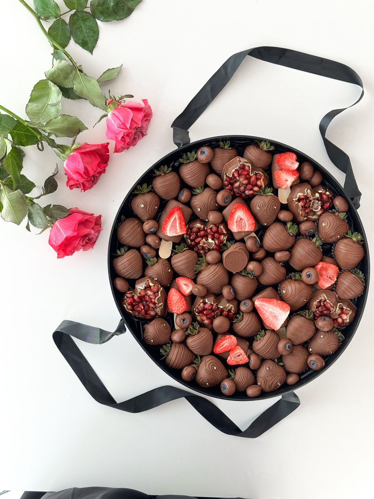 Фруктовый бокс "Rihanna" клубника, бананы, голубика и гранаты в шоколаде