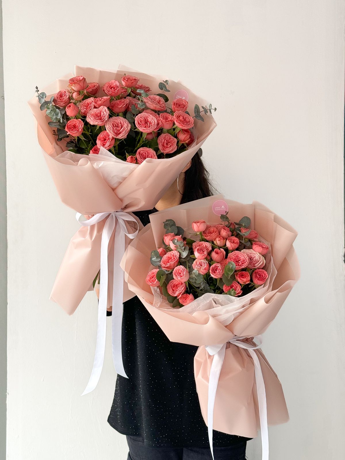 Букет 'Весенняя забота" из пионовидных спрей роз и эвкалипта