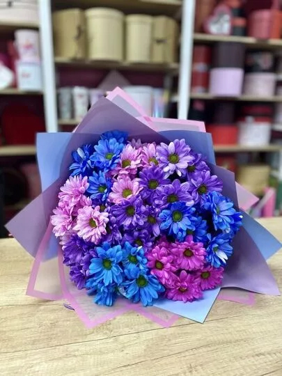 Букет из 7 ярких кустовых хризантем