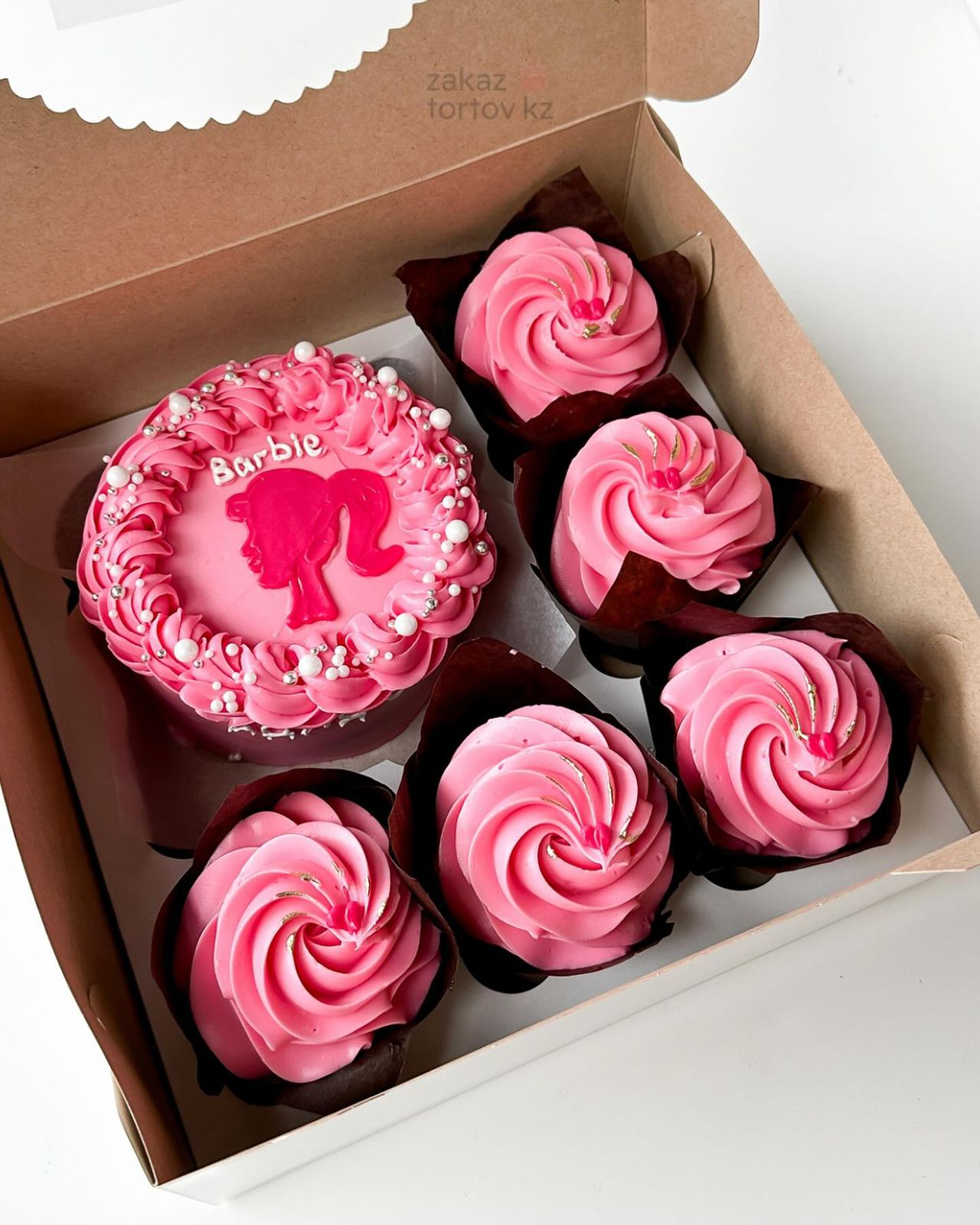 Сладкий сет "Бенто c рюшами и 5 капкейков"