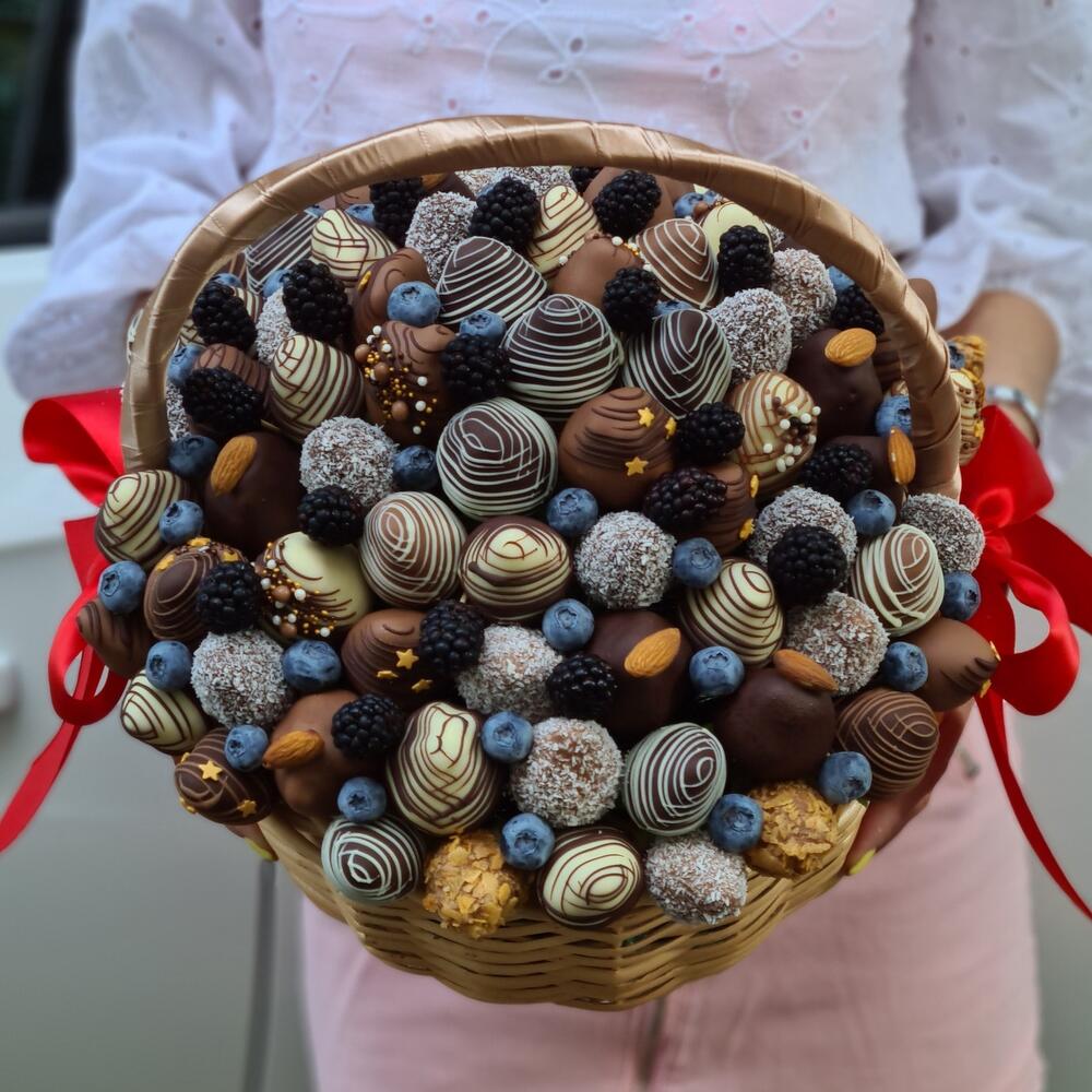 Клубничная корзина "Posh" клубника в шоколаде с орехами и свежими ягодами