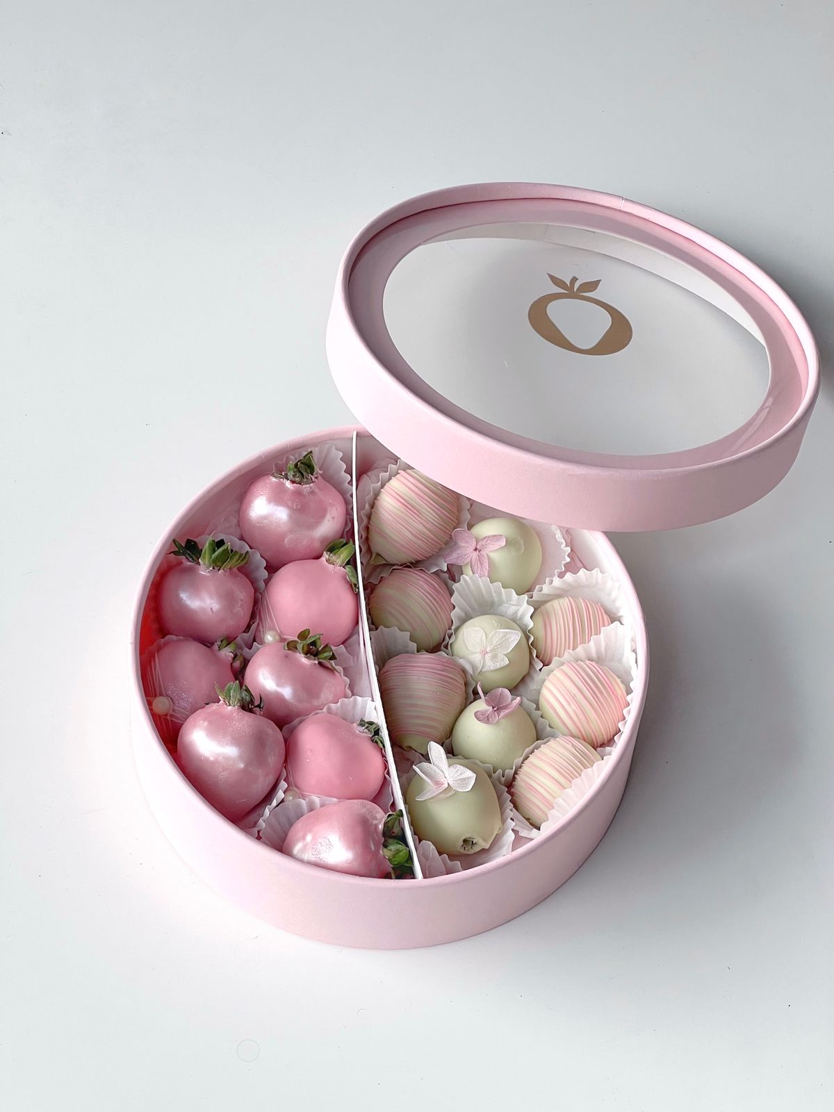 Бокс "Космея" клубника и виноград в шоколаде