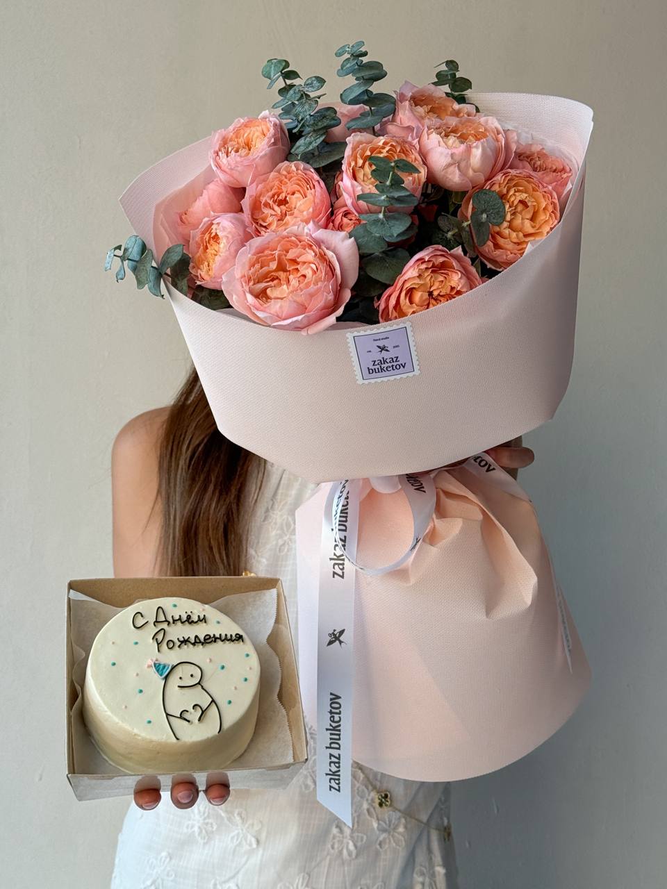 Сет "Fabulous" из букета пионовидных спрей роз и бенто тортика