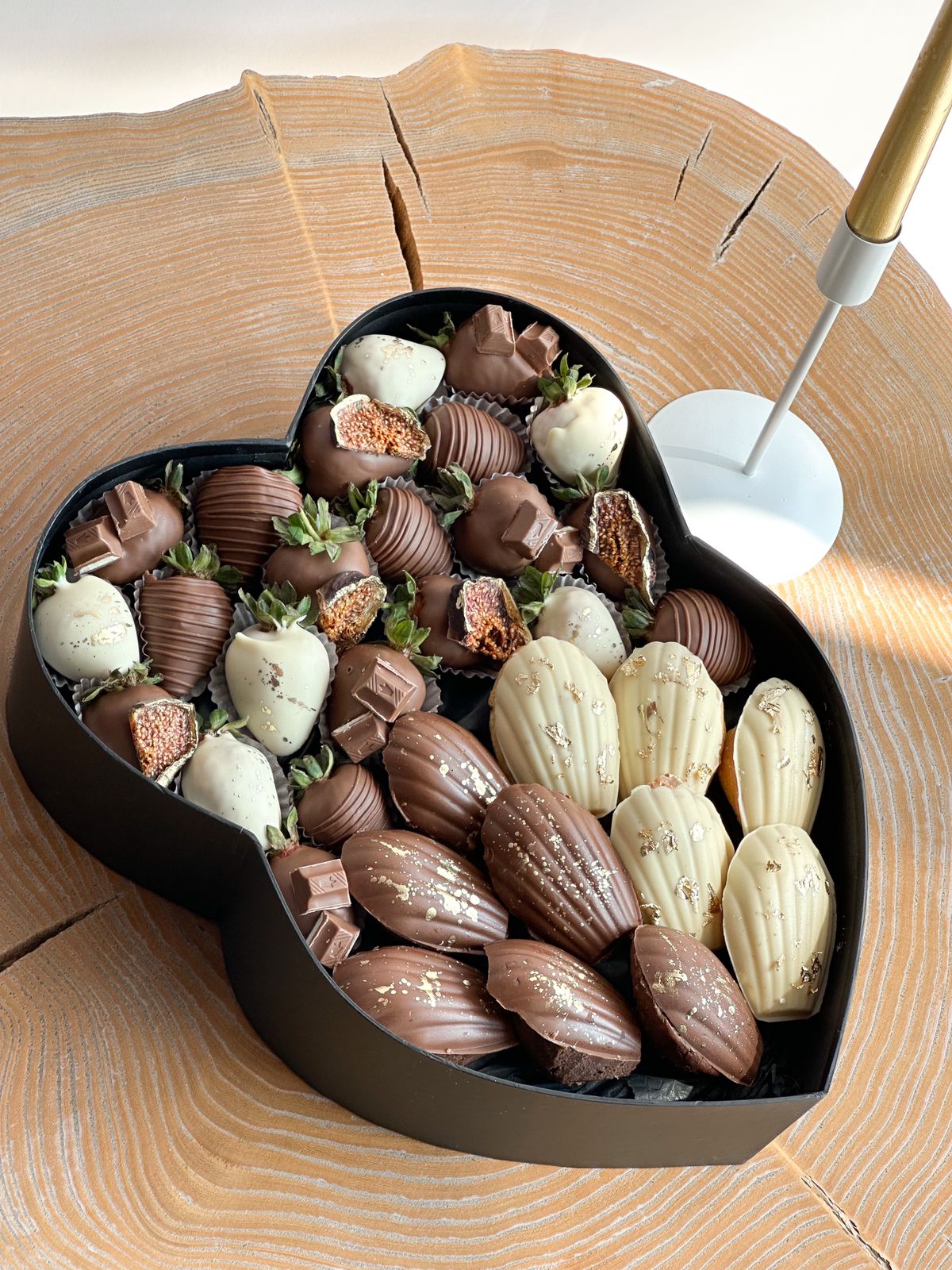 Клубничный бокс "Sweets" клубника в шоколаде и печенье Мадлен