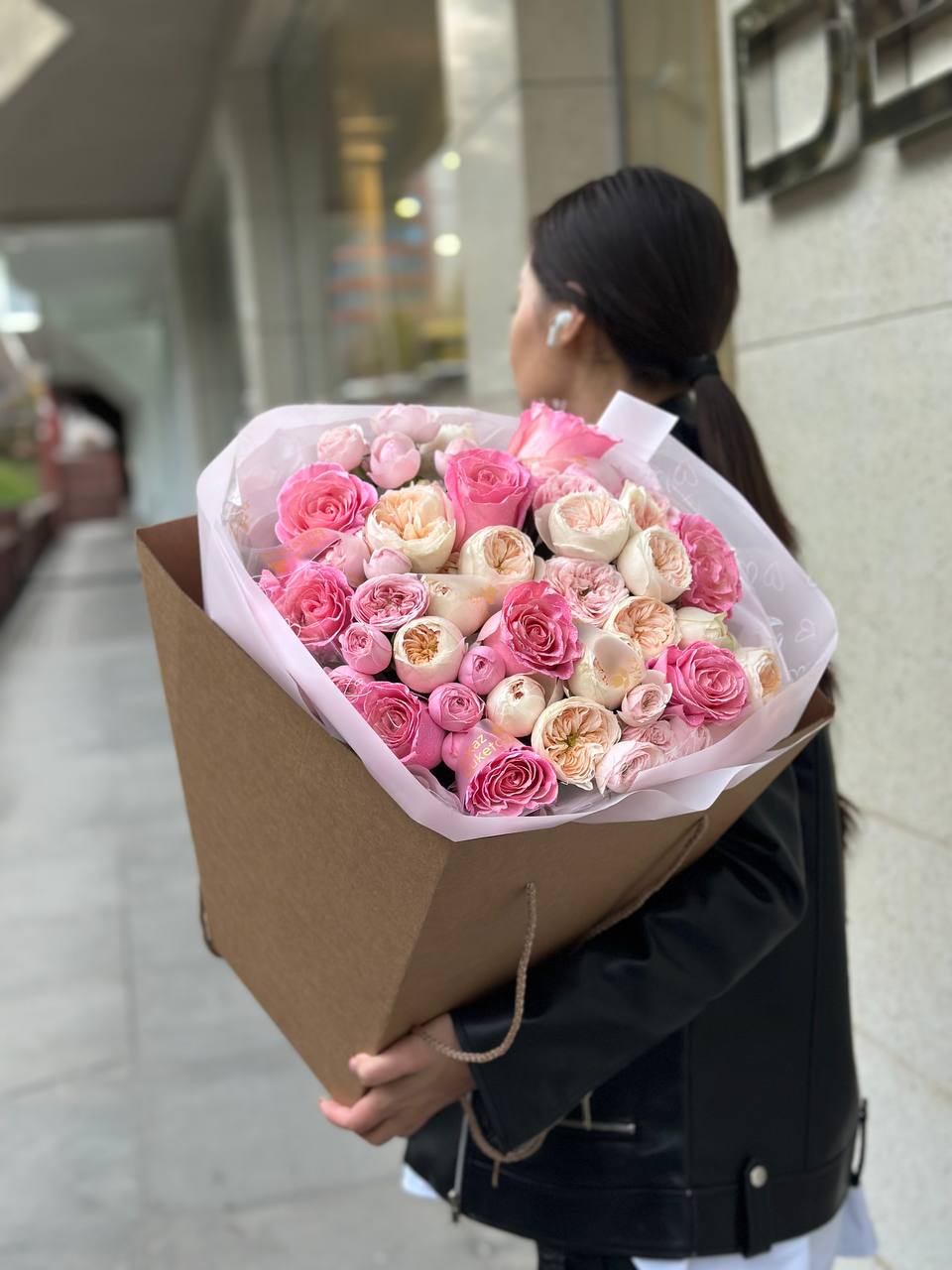 Букет "Мерцание звезд" из пионовидных и блестящих роз