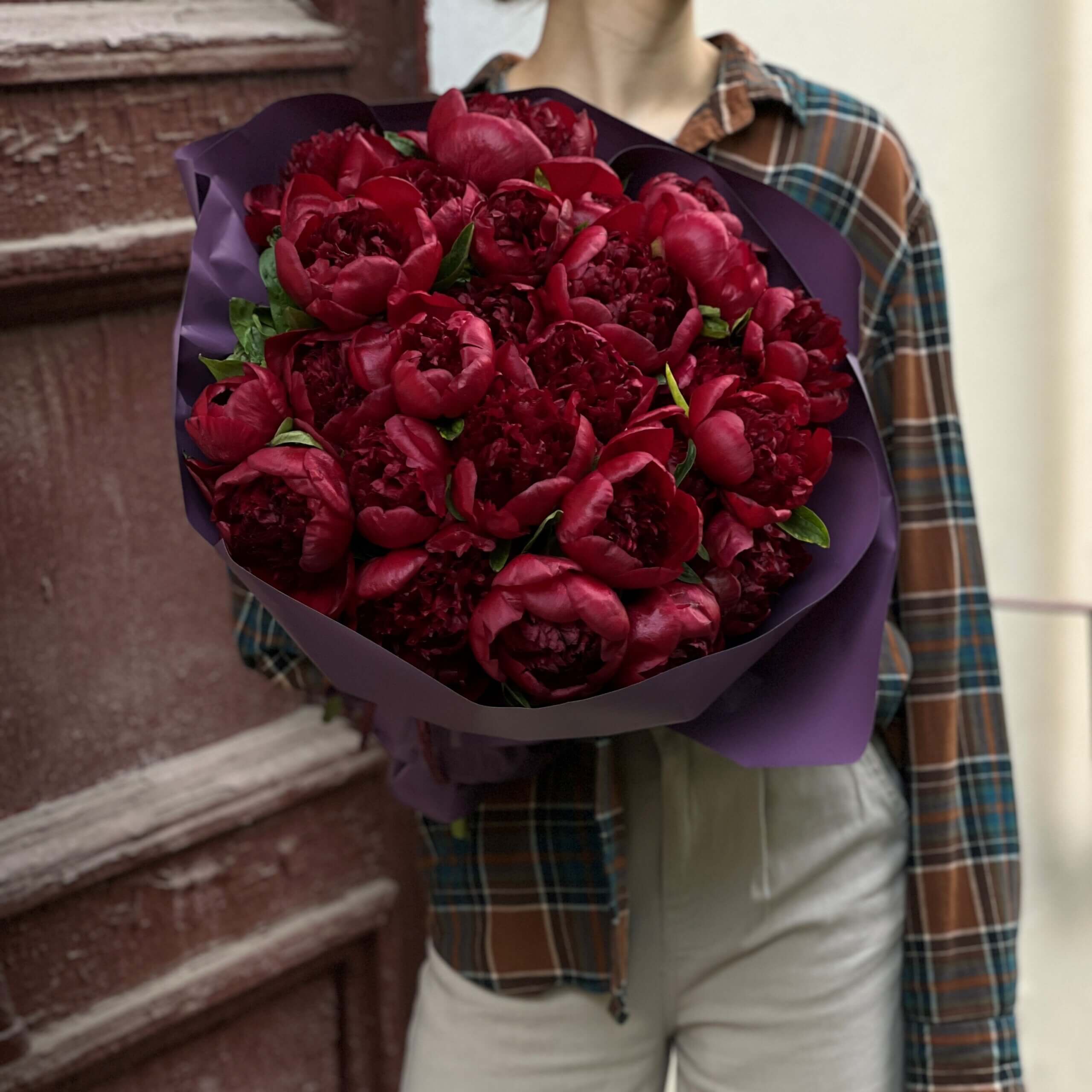 Букет из 25 бордовых пионов в оформлении