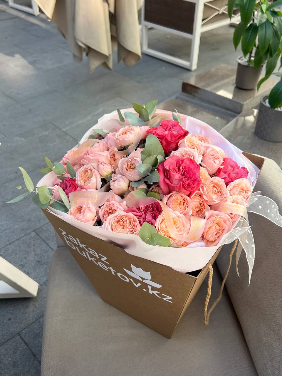 Букет "Селин" из роз и эвкалипта в брендированном пакете