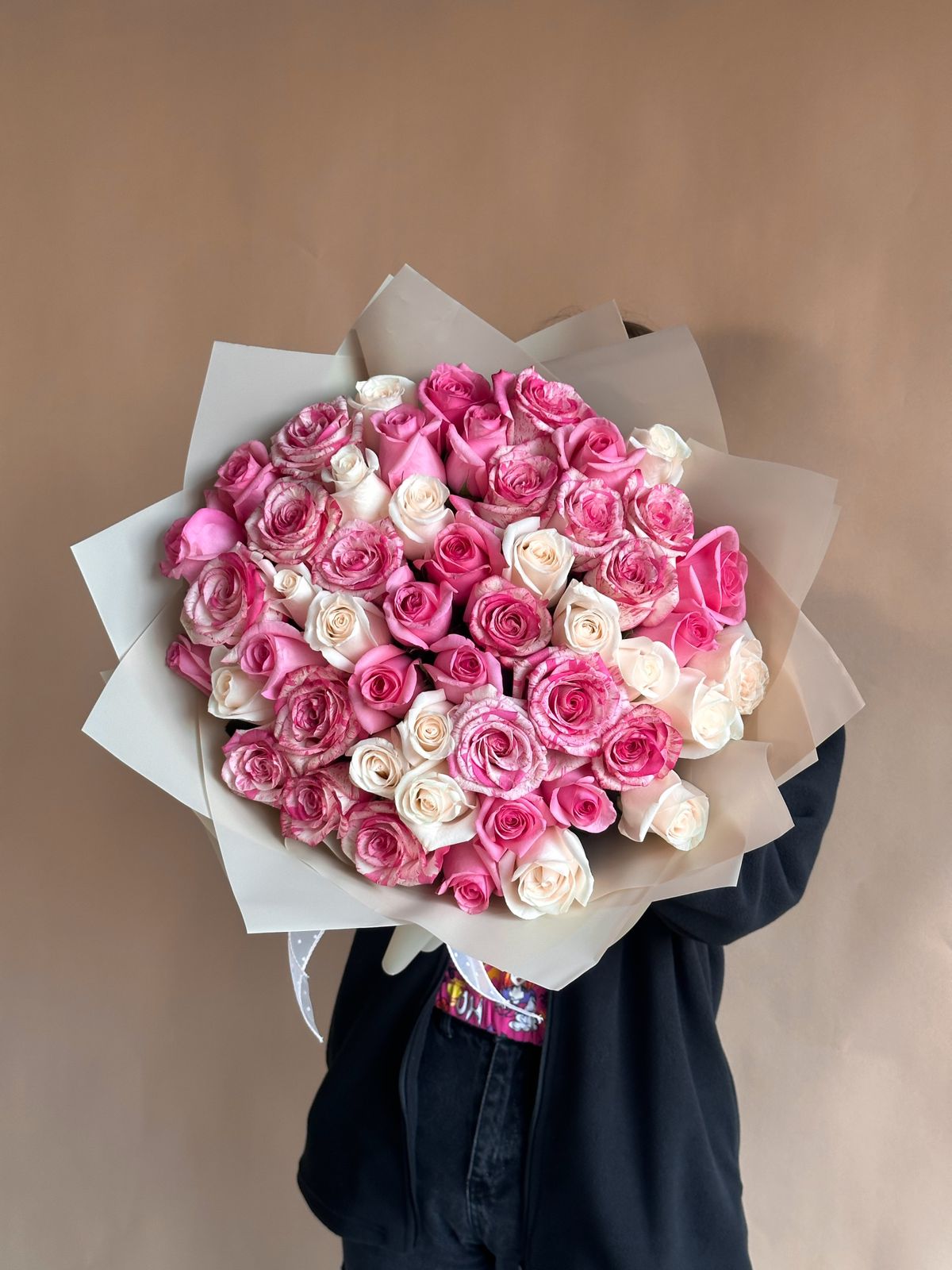 51 белая и розовая роза в букете