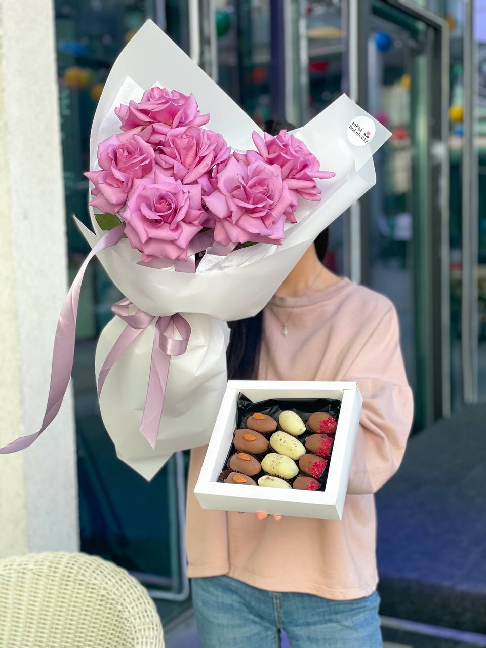 Сет "Финики и розы" моно букет из роз и коробка фиников в шоколаде