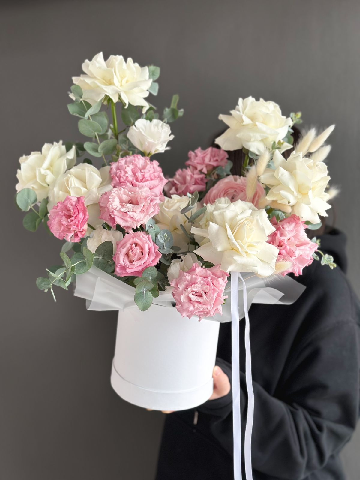 Композиция "Marco" из роз, лизиантусов и ранункулюсов