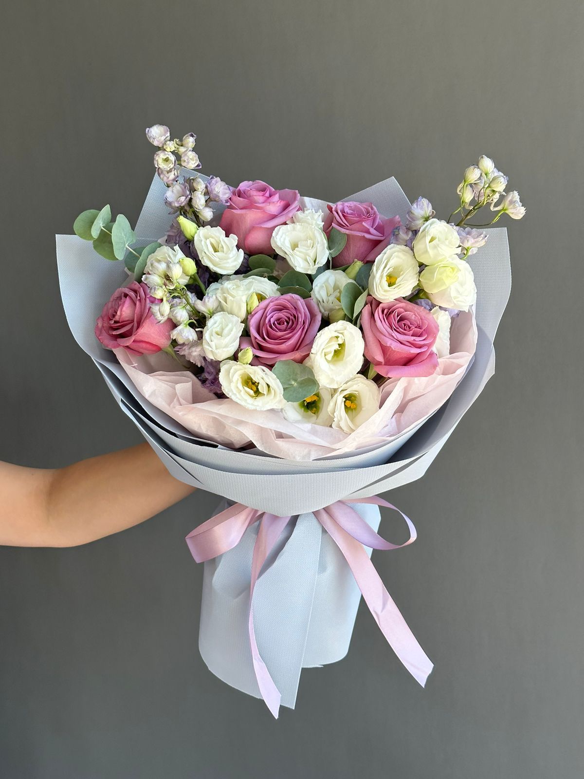 Композиция "Иммерсив" с дельфиниумом, розами и лизиантусом