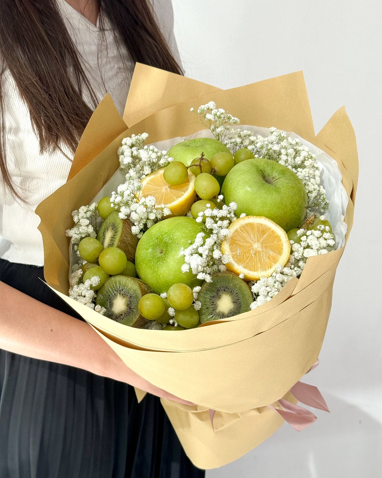 Фруктовый букет "Весеннее Утро" с яблоками, киви, лимоном и гипсофилой