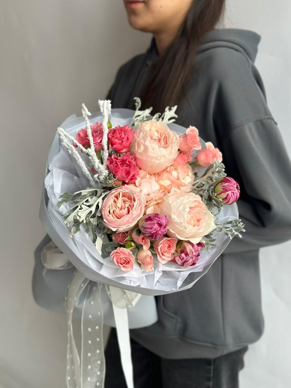 Композиция "Новогодний вихрь" из гортензии, роз и пионов