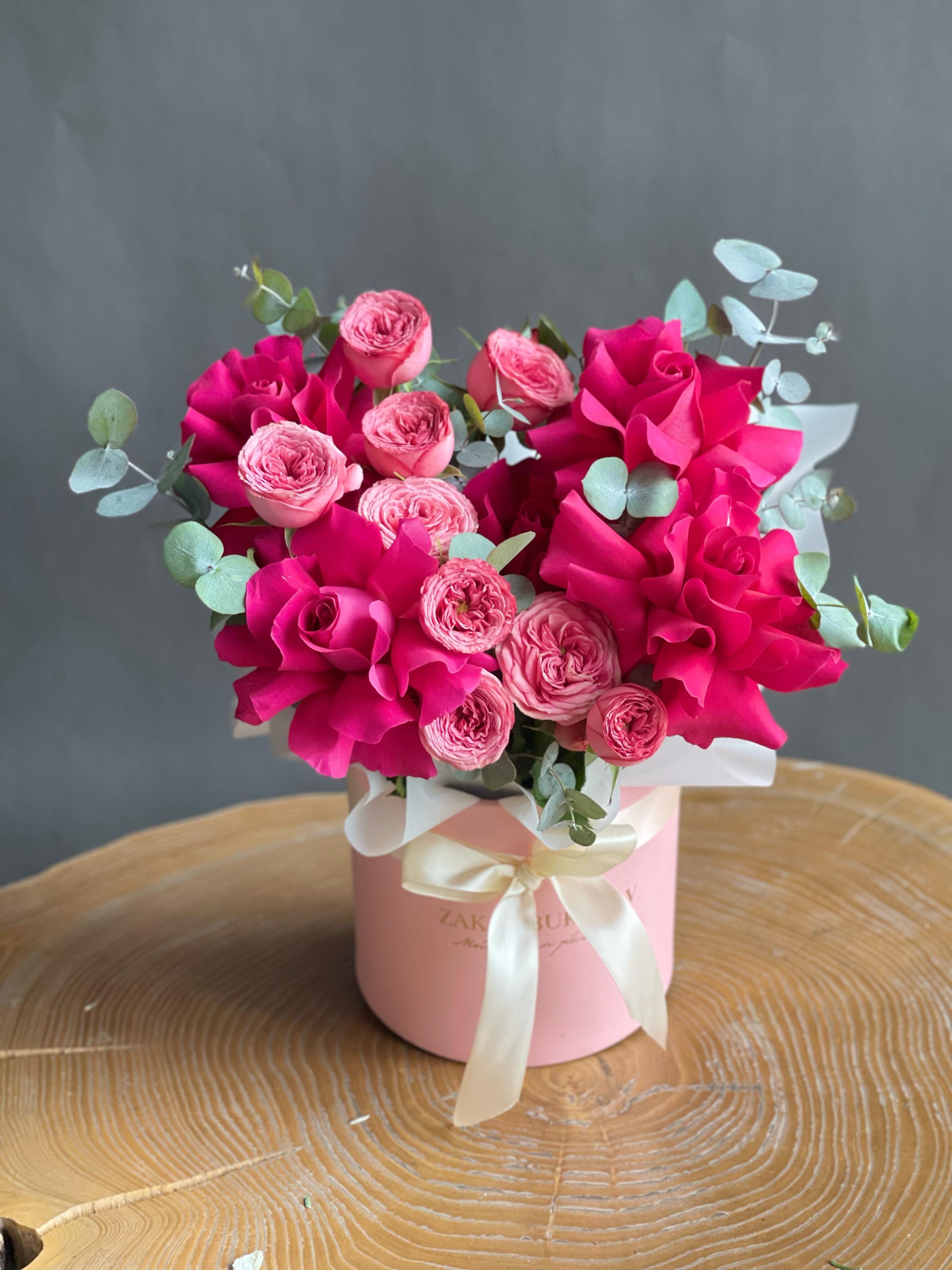 Композиция "Романтический взгляд" из роз и эвкалипта в коробке