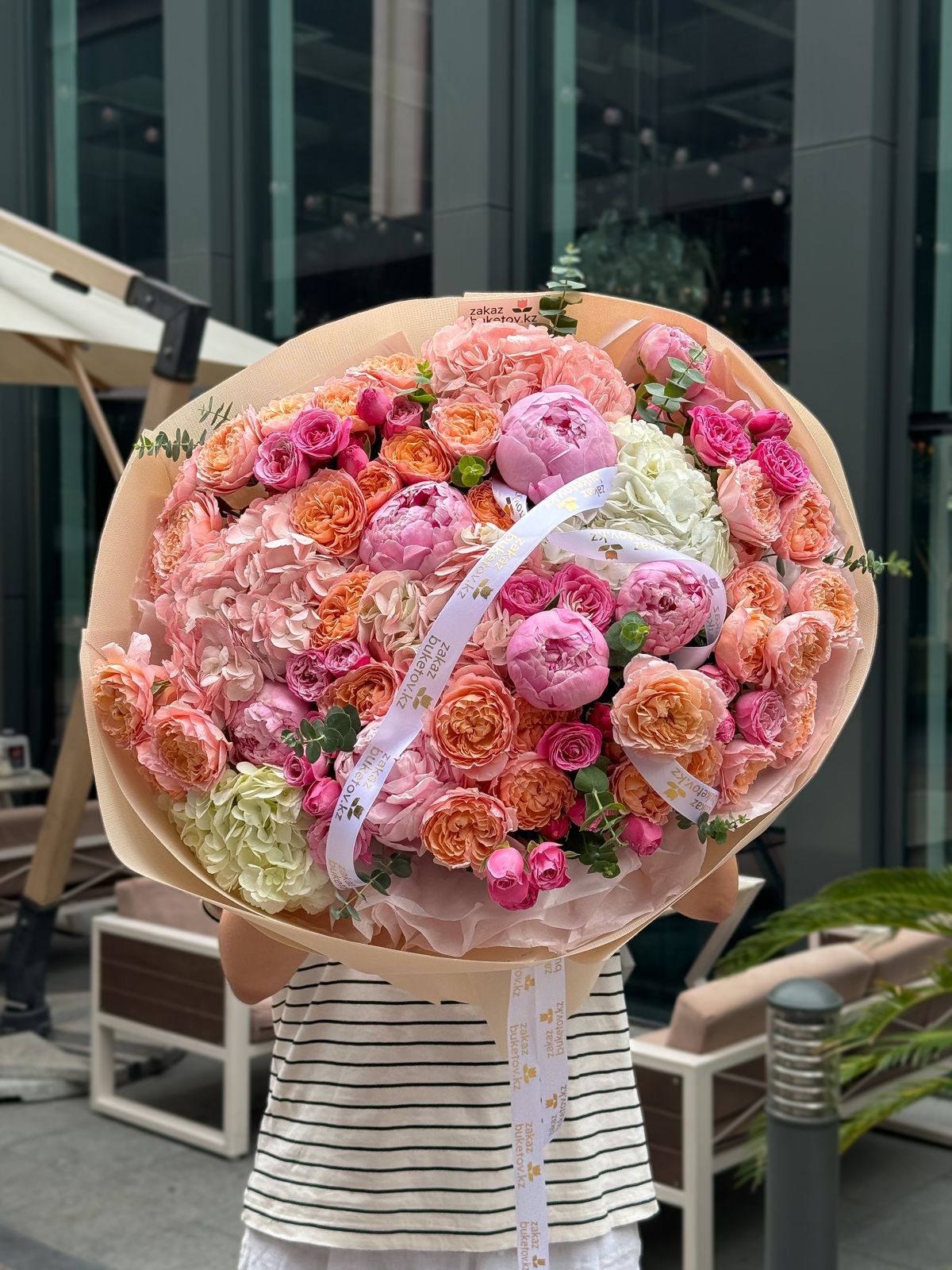 Букет "Персефона" из гортензий, пионов и роз