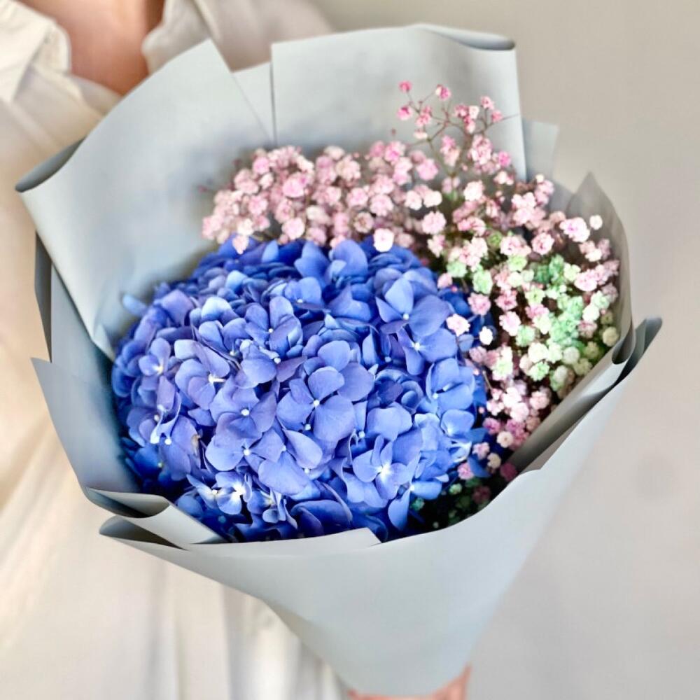 Букет "Эсмир" из гортензии и гипсофилы