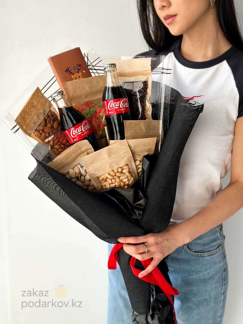 Букет "Black" с колой и снэками.