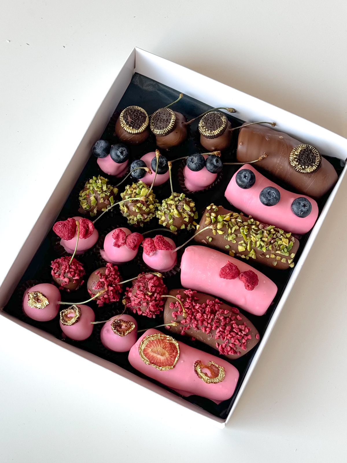 Фруктовый бокс "Лакомство" банан и черешня в шоколаде