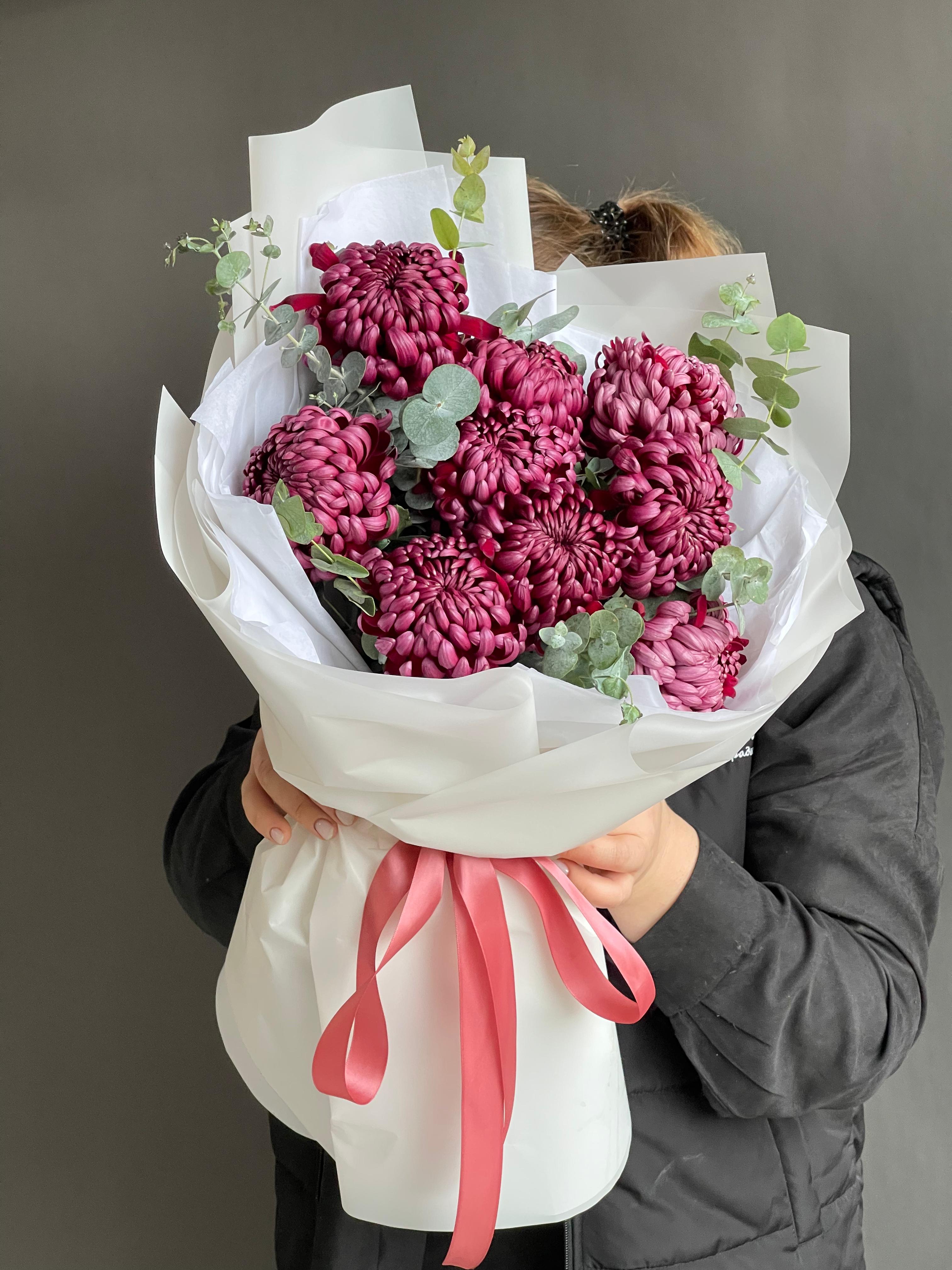 Букет "Осенний вальс" из хризантем бигуди и эвкалипта