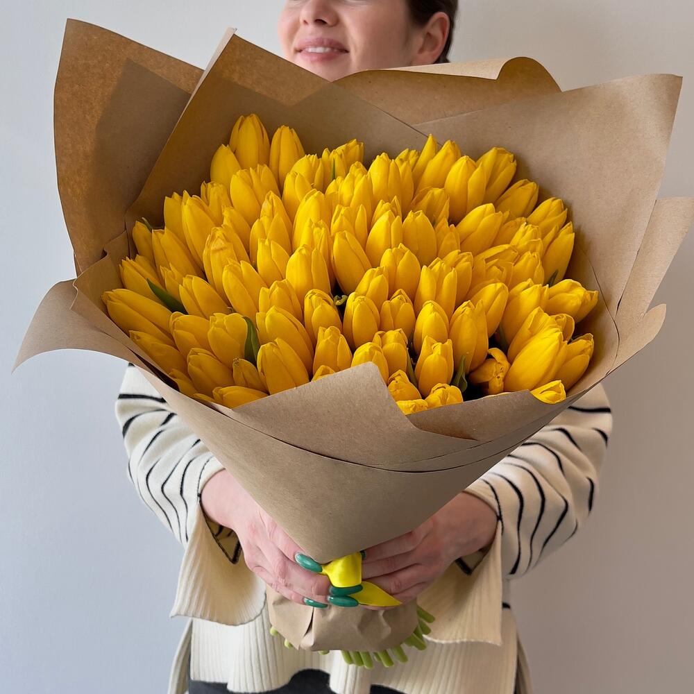 101 жёлтый тюльпан в крафтовом оформлении