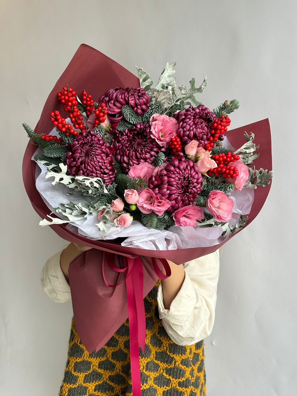 Букет "Зимний восторг" из роз, хризантем и нобилиса