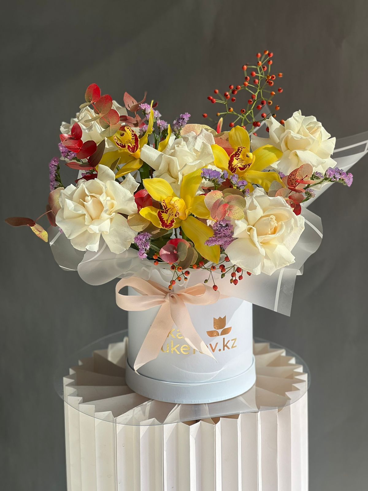 Композиция "Камелот" из роз и орхидей