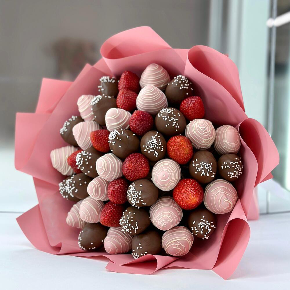 Клубничный букет "ChocolateKiss" из клубники в шоколаде и без