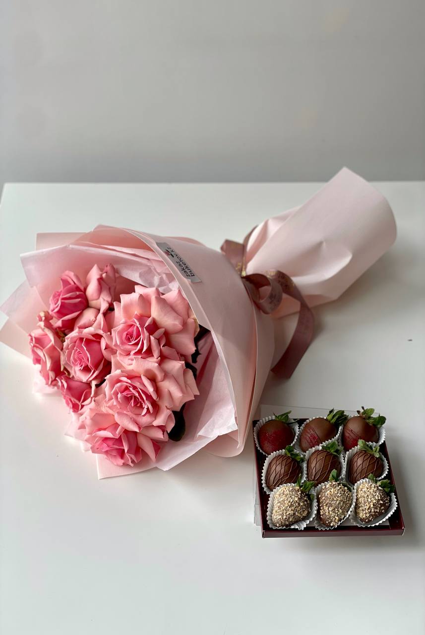 Сет "Розы и клубника" моно букет из роз и коробочка клубники