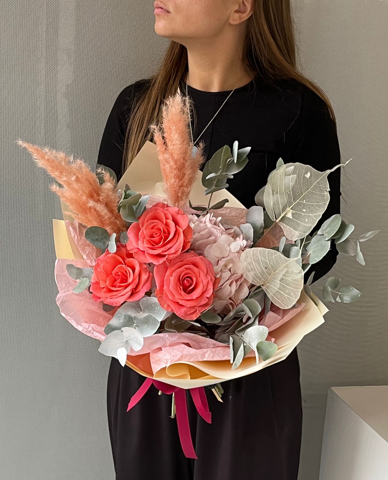 Букет «Darling» из роз, гортензий и эвкалипта 