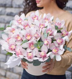 21 орхидея с эвкалиптом в коробке