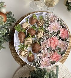 Клубничная коробка "Вайолет" клубника в шоколаде с гвоздикой и хризантемой