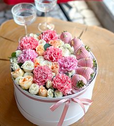 "Жозефина" M клубника в шоколаде с спрей розой, гвоздикой и хризантемой  в коробке 