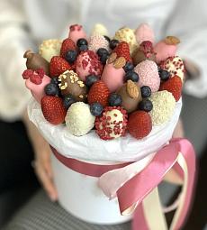 Клубничный бокс "Долорес" клубника в белом и молочном шоколаде с голубикой и орешками