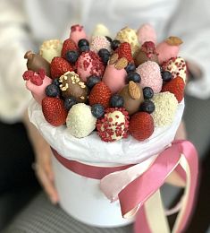 Клубничный бокс "Долорес" клубника в белом и молочном шоколаде с голубикой и орешками