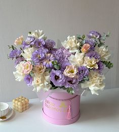 Композиция "Violetta" из гортензий, лизиантусов, роз и кукурбиты в коробке
