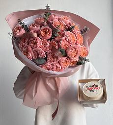 Сет "Огненный" букет из 7 пионовидных спрей роз и бенто тортик