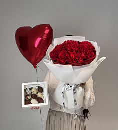 Сет "Анонс любви" букет красных роз, шарик и клубника в шоколаде